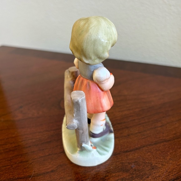 Vintage Arnart girl against a fence porcelain figurine - Picture 4 of 5